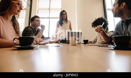 Groupe de travail d'équipe diversifiée d'une réunion dans la salle de bureau. Les jeunes professionnels ayant nouveau forum du projet. Banque D'Images