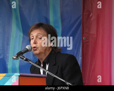 Londres, Royaume-Uni. 18 octobre 2013. Sir Paul McCartney donne un spectacle gratuit à des milliers de fans à Covent Garden Piazza Banque D'Images