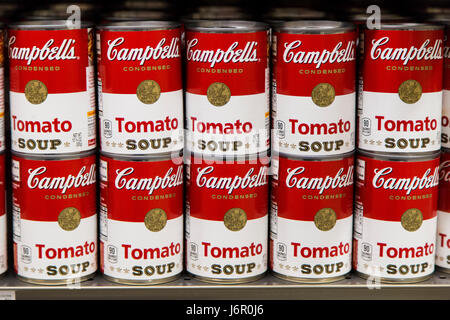 Rangées de Campbell's soupe condensée aux tomates de marque de conserve sur les étagères d'une épicerie Banque D'Images