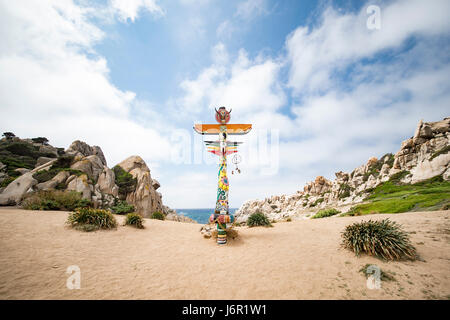 D'une part, des mâts sur la plage sauvage de (Valle della Luna) en Sardaigne, Italie. Banque D'Images