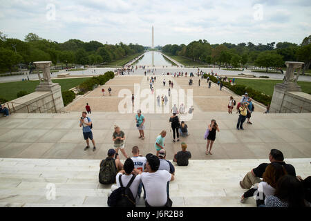 Regardant par le Lincoln Memorial le long du National Mall et reflecting pool Washington DC USA Banque D'Images