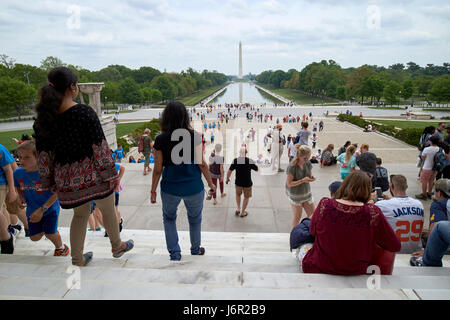 Regardant par le Lincoln Memorial le long du National Mall et reflecting pool Washington DC USA Banque D'Images