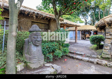 Le grand-père Dolharubang 'pierres' et également un national monument symbole de l'île de Jeju en Corée du Sud Banque D'Images