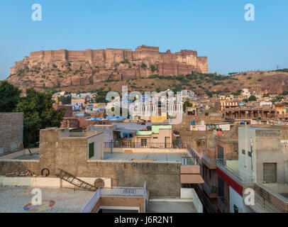 Vue sur le toit de Jodhpur et Fort Mehrangarh. Banque D'Images