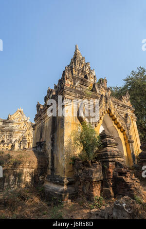 Porte ouvragée à la Maha Aungmye Bonzan (Aung Mye) monastère (ou Me nu Ok Kyaung Me nu ou en brique du monastère) dans Inwa près de Mandalay au Myanmar (Birmanie). Banque D'Images