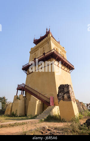 La tour penchée Nanmyin à Inwa (AVA) près de Mandalay au Myanmar (Birmanie). Banque D'Images