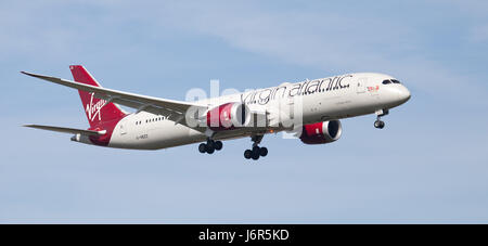Virgin Atlantic Boeing 787 Dreamliner G-VBZZ en approche finale à l'aéroport de Londres Heathrow LHR Banque D'Images