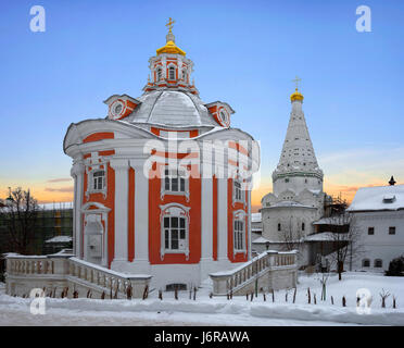 L'église de Smolensk, icône de la Mère de Dieu Hodiguitria dans la sainte laure de la Trinité-Saint-Serge à l'hiver. Serguiev Posad, Russie Banque D'Images