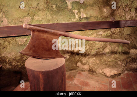 Un affichage sur ax bourreaux dans le donjon à l'intérieur du château d'Eger, Eger, Hongrie. Banque D'Images