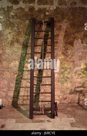 Un 14e siècle bourreaux 'bain' sur l'affichage dans le donjon à l'intérieur du château d'Eger, Eger, Hongrie. Banque D'Images