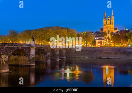 Vue de nuit sur Angers avec Verdun Pont et cathédrale Saint Maurice - France Banque D'Images