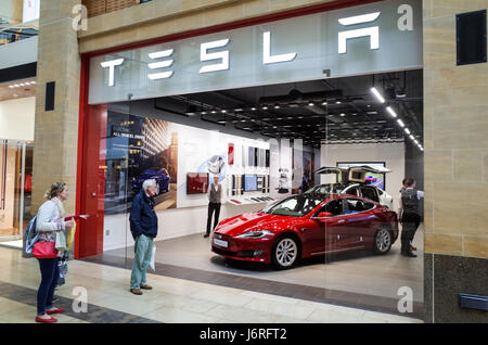 Tesla UK - passants regarder la voiture électrique Tesla nouveau showroom dans le centre commercial Grand Arcade à Cambridge UK Banque D'Images