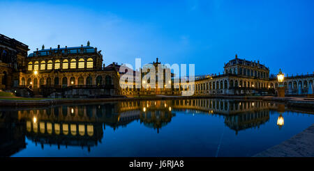 Reflet dans l'eau la nuit le palais Zwinger à Dresde, Allemagne Banque D'Images