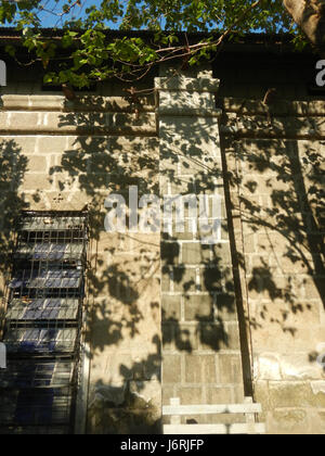 Cette image capture la vénération de la Croix pendant le vendredi Saint en 2017 à l'église Santa Monica à Minalin, Pampanga. Il met en valeur une tradition religieuse importante dans la foi catholique, avec des habitants observant une cérémonie solennelle pendant la semaine Sainte. Banque D'Images