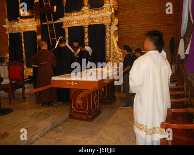 Cette image capture la cérémonie de la Croix de vénération du vendredi Saint 2017 à l'église Santa Monica à Minalin, Pampanga, Philippines. La cérémonie est un élément clé des traditions religieuses philippines pendant la semaine Sainte. Banque D'Images