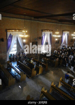 L'image capture la vénération du vendredi Saint 2017 de la croix à l'église Santa Monica à Minalin, Pampanga. L'observance religieuse est une partie importante de la tradition catholique philippine pendant la semaine Sainte. Banque D'Images