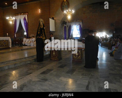 Cette image capture la vénération de la Croix du vendredi Saint de 2017 à l'église Santa Monica à Minalin, Pampanga, une observance religieuse traditionnelle aux Philippines marquant la passion du Christ. Banque D'Images