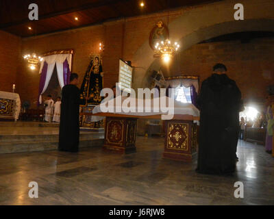 Cette image montre la vénération de la cérémonie de la Croix à l'église Santa Monica à Minalin, Pampanga, le vendredi Saint 2017. Il capture un rituel catholique traditionnel observé pendant la semaine Sainte aux Philippines. Banque D'Images