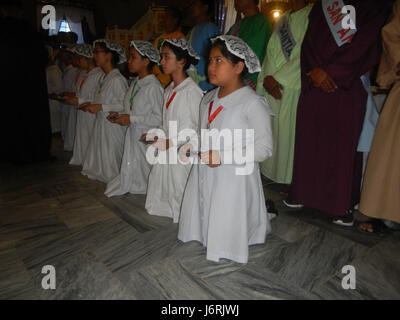 Cette image capture la cérémonie de la Croix de vénération du vendredi Saint de 2017 à l'église Santa Monica à Minalin, Pampanga. L'événement religieux honore la crucifixion du Christ et est une tradition clé dans la région, attirant les participants à la prière et à la réflexion communes. Banque D'Images