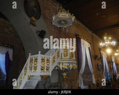 La vénération de la Croix du vendredi Saint de 2017 à l'église Santa Monica à Minalin, Pampanga, est une célébration catholique traditionnelle commémorant la crucifixion du Christ. Le rituel implique que les fidèles vénèrent la croix comme symbole de sacrifice et de salut, une partie importante des célébrations de la semaine Sainte aux Philippines. Banque D'Images