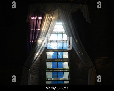 Cette image capture la vénération de la Croix du vendredi Saint 2017 à l'église Santa Monica à Minalin, Pampanga, Philippines, une tradition religieuse importante observée pendant la semaine Sainte. Banque D'Images