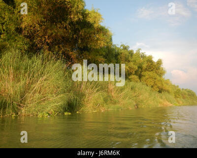 L'image représente la région de San Juan Santa Cruz Pambilog à San Luis, Pampanga, en se concentrant sur ses districts fluviaux. Pampanga, une province des Philippines, a une riche histoire agricole, avec des rivières qui jouent un rôle central dans le commerce local et l'agriculture. Banque D'Images