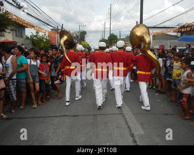 09721 Fiesta Paroisse San Isidro Labrador Bulacan Pulilan Carabao agenouillée 201703 Festival Banque D'Images