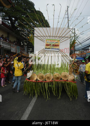 08263 Fiesta Paroisse San Isidro Labrador Bulacan Pulilan Carabao agenouillée 201706 Festival Banque D'Images