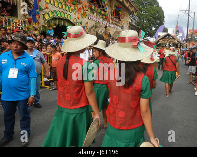 08263 Fiesta Paroisse San Isidro Labrador Bulacan Pulilan Carabao agenouillée 14 2017 Festival Banque D'Images