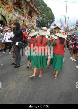 08263 Fiesta Paroisse San Isidro Labrador Bulacan Pulilan Carabao agenouillée 15 2017 Festival Banque D'Images