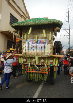 08263 Fiesta Paroisse San Isidro Labrador Bulacan Pulilan Carabao agenouillée 17 2017 Festival Banque D'Images