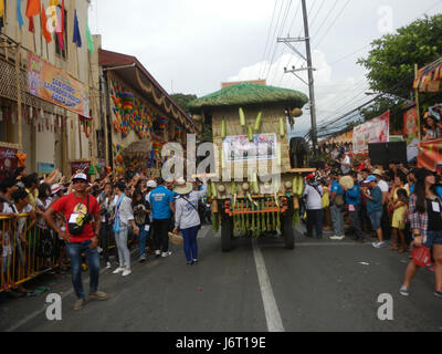 08263 Fiesta Paroisse San Isidro Labrador Bulacan Pulilan Carabao agenouillée 20 2017 Festival Banque D'Images