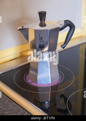 Moka royal vkb pot de café express sur la Cuisinière Banque D'Images