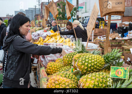 Detroit, Michigan USA - produire pour la vente au marché de l'Est, du centre-ville de Detroit, grand marché d'agriculteurs. Banque D'Images