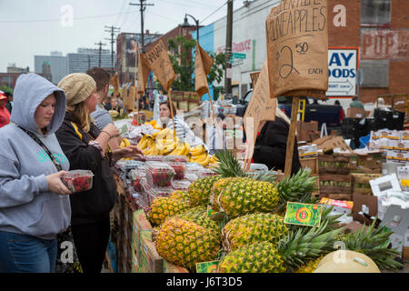 Detroit, Michigan USA - produire pour la vente au marché de l'Est, du centre-ville de Detroit, grand marché d'agriculteurs. Banque D'Images