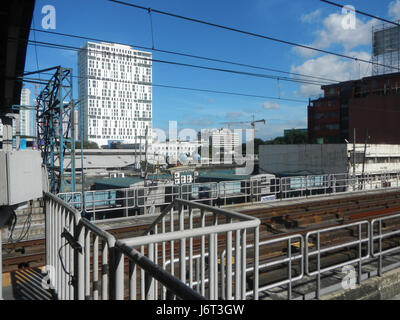 Ce titre fait référence à des sites remarquables à Cubao, Quezon City, Metro Manila, y compris le Gateway Mall, Araneta Center, Smart Araneta Coliseum, et des centres de transport comme les stations EDSA MRT et LRT, au centre du paysage urbain de Metro Manila. Banque D'Images