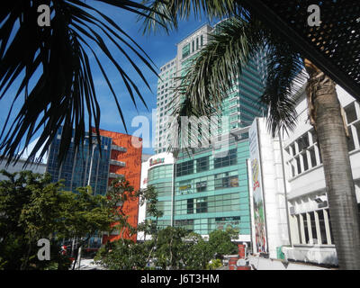 Cette référence décrit le Gateway Mall situé dans le Centre Araneta, Cubao, Quezon City, à proximité des principaux centres de transport tels que les stations MRT et LRT, ainsi que le Smart Araneta Coliseum. Banque D'Images
