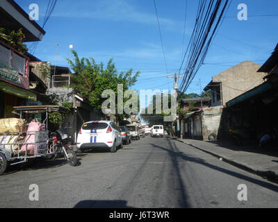L'image capture une vue des barangays Calumpang et San Roque situés sur la rue J.P. Rizal dans la ville de Marikina, mettant en valeur son cadre urbain et son architecture locale. Banque D'Images