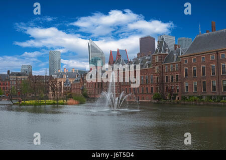 Centre-ville de La Haye, aux Pays-Bas, en Europe. Binnenhof palace à Den Haag. Le Parlement néerlandais et Hofvijer Pond. Rues de la région de La Haye. Skyline, Banque D'Images