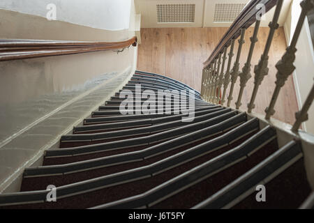 Escalier traditionnel dans la vieille maison d'Amsterdam, Pays-Bas, Europe. Un escalier étroit en Hollande. Cercle spirale escalier dans la maison, l'architecture d'intérieur Banque D'Images