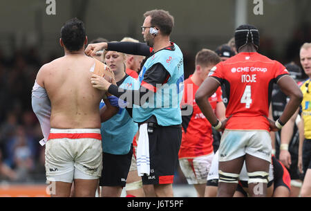 Saracens Billy Vunipola obtient le traitement pendant l'Aviva Premiership match de demi-finale à Sandy Park, Exeter. Banque D'Images