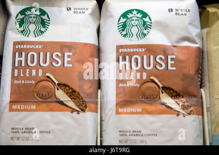 Sacs de marque Starbucks Mélange maison café en grains sur les tablettes de l'épicerie Banque D'Images