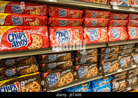 Sacs de Chips Ahoy cookies au chocolat de marque sur les étagères d'une épicerie Banque D'Images