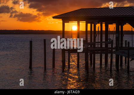 Scenic vue du coucher de soleil sur la rivière Tolomato à Saint Augustine, Floride, USA. Banque D'Images