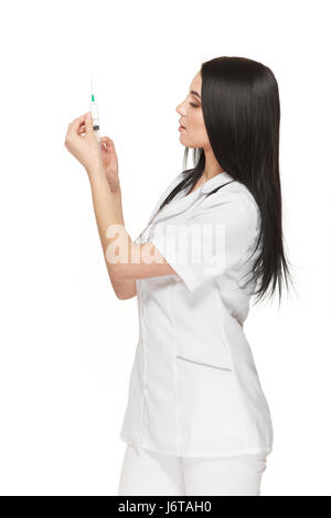 Infirmière Brunette holding syringe avec vaccin pour patient. Banque D'Images