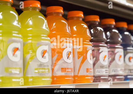 Bouteilles de Gatorade aromatisés différents en vente sur les étagères d'une épicerie Banque D'Images