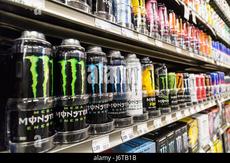 Un affichage des canettes de boissons Monster Energy sur les étagères d'une épicerie Banque D'Images