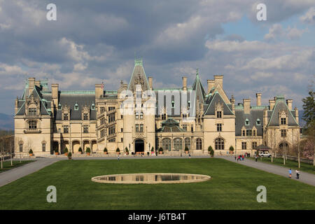 Biltmore House à l'hôtel Biltmore à Asheville, Caroline du Nord. Soleil sur la chambre et nuages dans le ciel. Banque D'Images