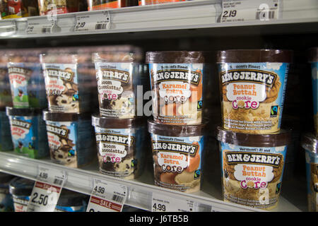 Pintes de crème glacée Ben & Jerry's dans le congélateur d'une épicerie de cas Banque D'Images