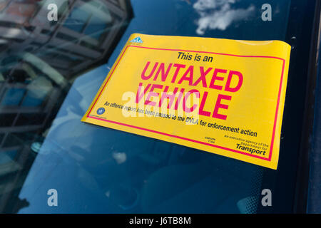 Un véhicule non taxés signe sur un pare-brise de voiture Banque D'Images